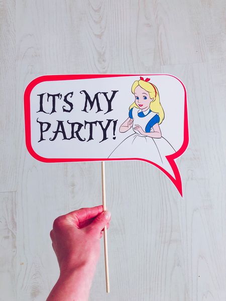 Табличка для фотосессии с Алисой в стране чудес "It's my party!" (01657) 01657 фото