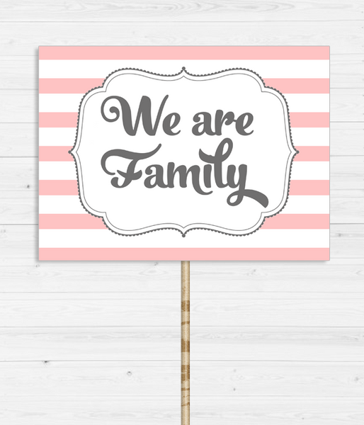 Табличка для фотосессии "We are Family" 0641 фото