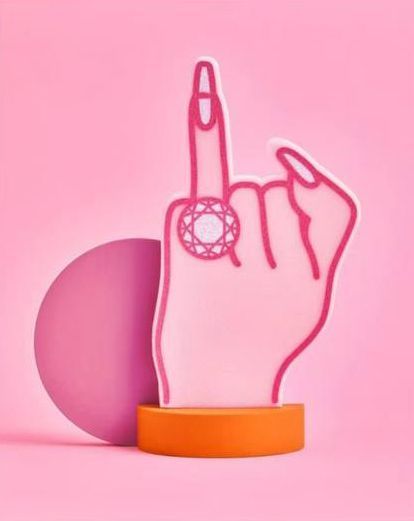Пінопластова рука з кільцем для святкування заручення та дівич-вечора 45 см (B70117) B70117 фото