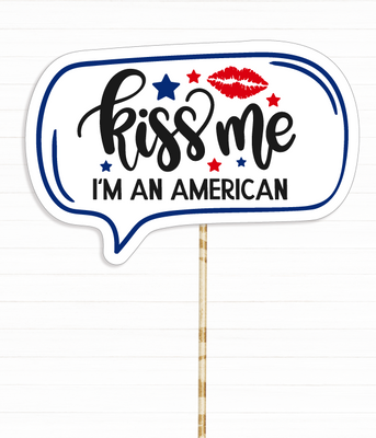 Фотобутафорія для американської вечірки - табличка "KISS ME I AM AMERICAN" (09018) 09018 фото